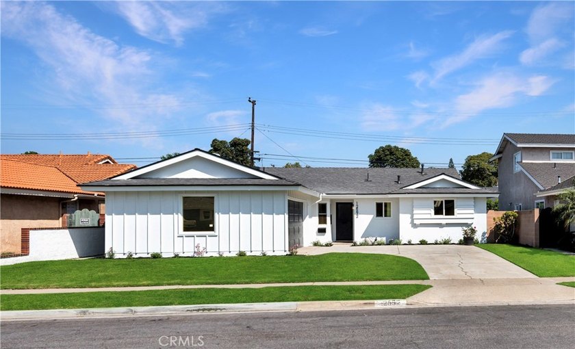Beautifully refreshed and move-in ready, this 4-bedroom - photo 25