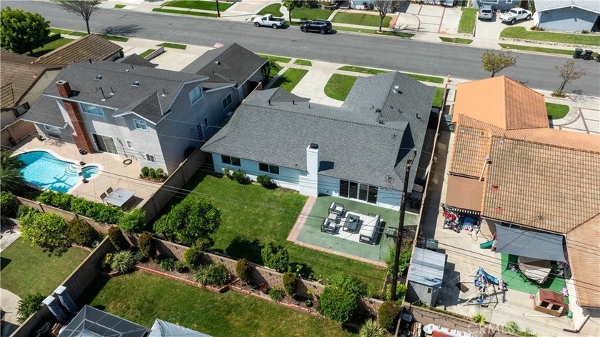 Beautifully refreshed and move-in ready, this 4-bedroom - photo 27
