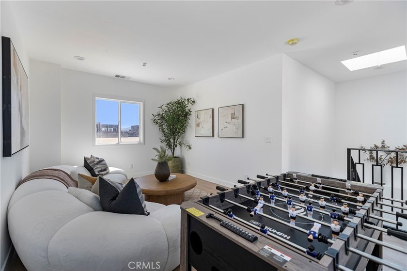 NEW CONSTRUCTION 3 bed, 2.5 bath, three-story townhome with sky - photo 34