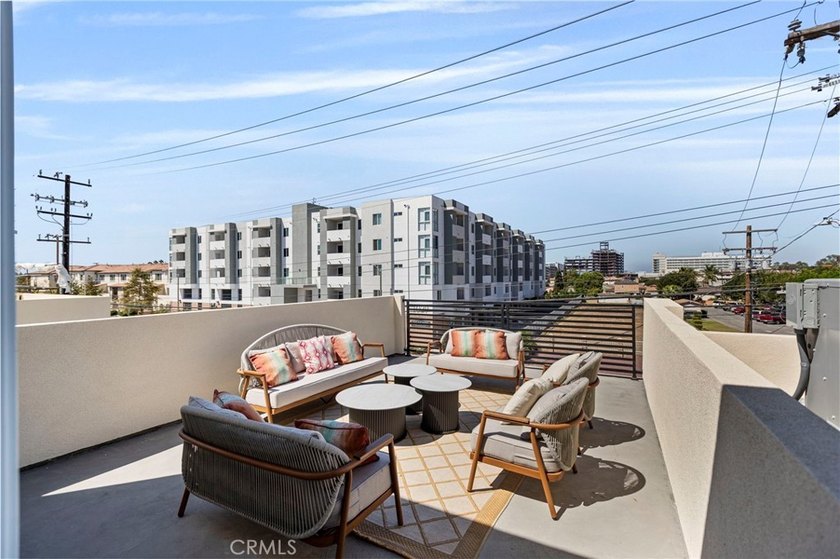 NEW CONSTRUCTION 3 bed, 2.5 bath, three-story townhome with sky - photo 35