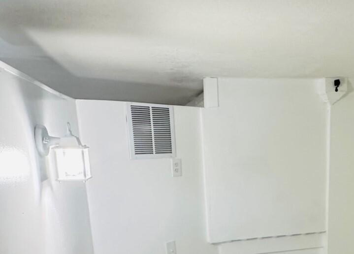 GREAT CONDITION TOWNHOUSE, 1ST FLOOR TILED ON THE DIAG. VINYLS - photo 46