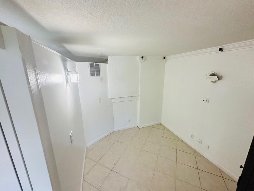 GREAT CONDITION TOWNHOUSE, 1ST FLOOR TILED ON THE DIAG. VINYLS - photo 50