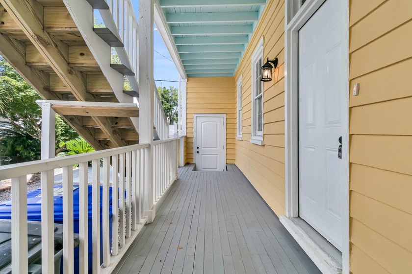 Downtown Charleston fully renovated duplex in a high-demand - photo 4