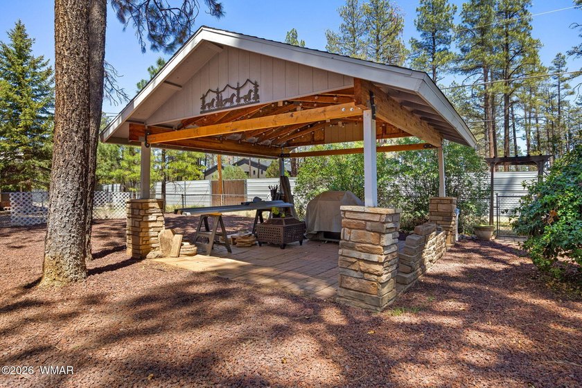 Spacious 3 bed/2 bath home, tucked away on a quiet street in the - photo 17