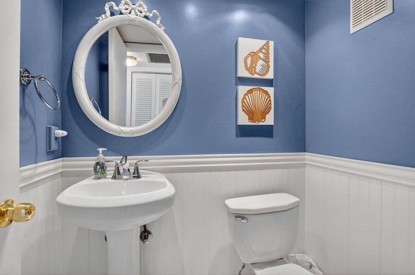 Bright and beautifully updated, this first-floor corner - photo 12