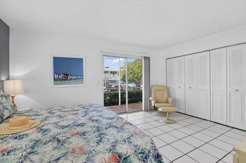 Bright and beautifully updated, this first-floor corner - photo 16