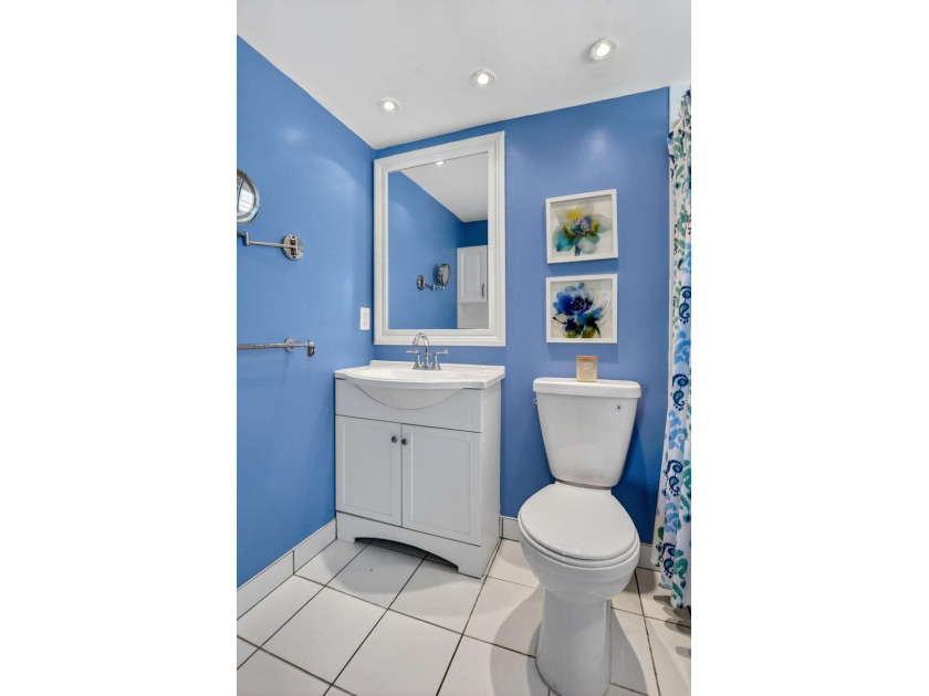 Bright and beautifully updated, this first-floor corner - photo 18