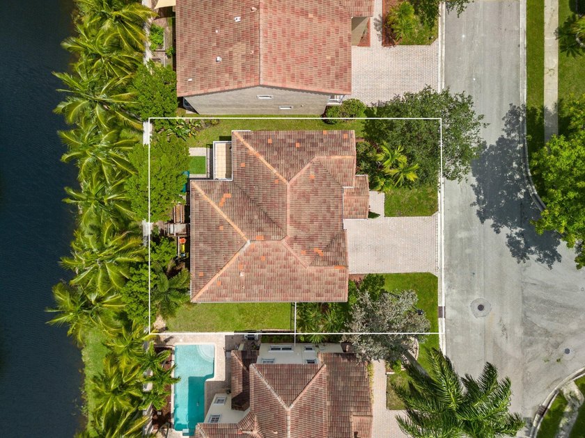 Welcome to Vizcaya at Lake Coral Springs, a gated, waterfront - photo 2