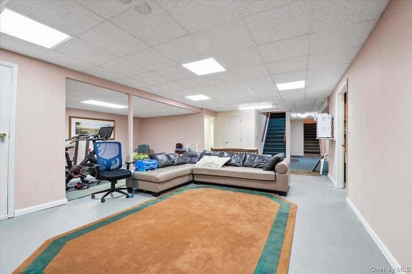 Welcome to 12 Ridge Ct, located in the heart of Old Brookville - photo 31