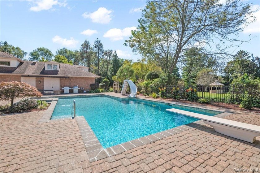 Welcome to 12 Ridge Ct, located in the heart of Old Brookville - photo 41