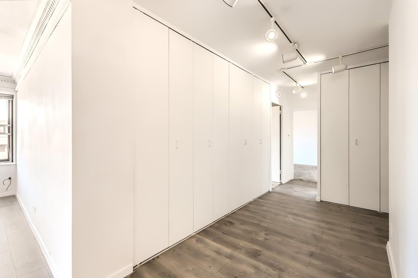 Freshly professionally painted entire unit! Renovated - photo 25