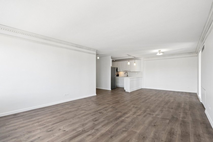 Freshly professionally painted entire unit! Renovated - photo 27