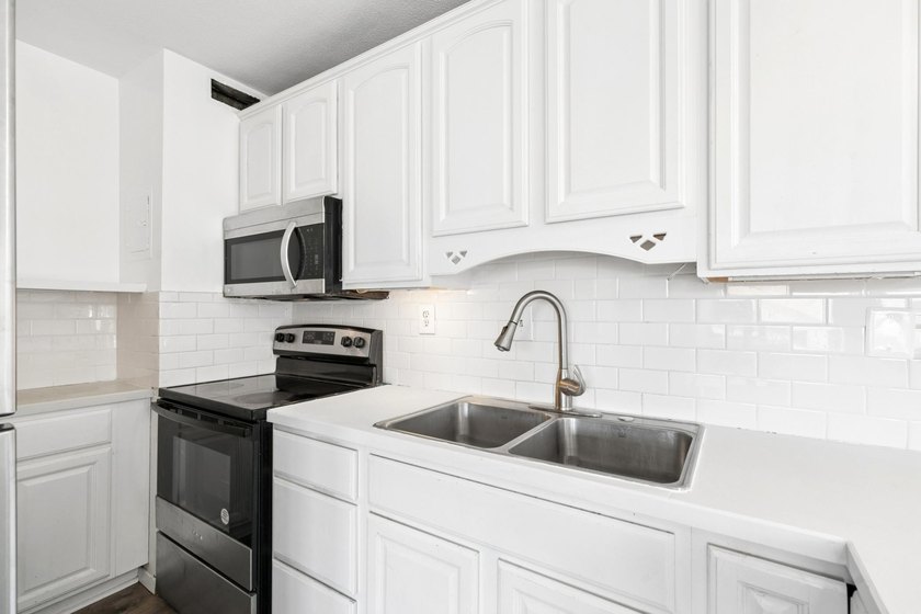 Freshly professionally painted entire unit! Renovated - photo 32