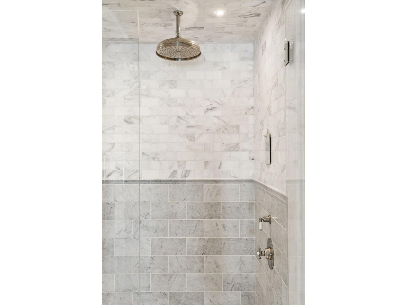 A sophisticated and luxurious townhouse-style condominium - photo 33