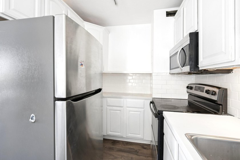 Freshly professionally painted entire unit! Renovated - photo 33