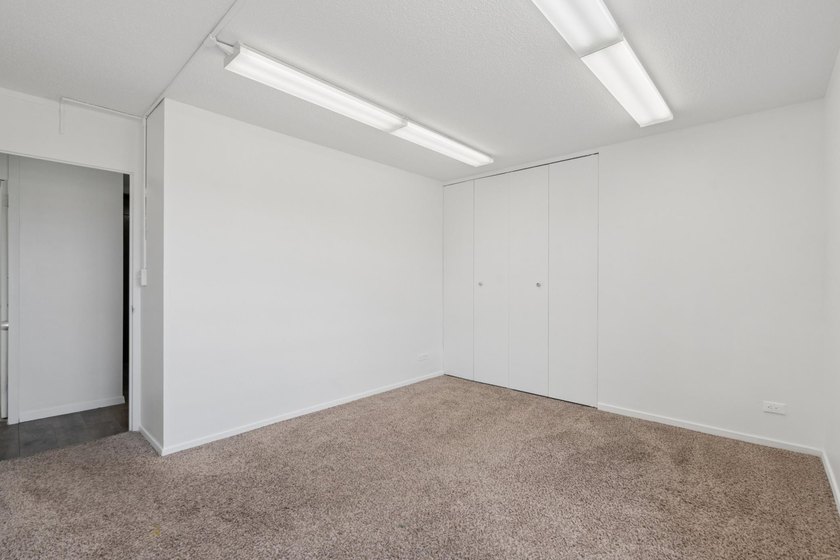 Freshly professionally painted entire unit! Renovated - photo 36
