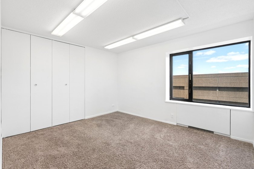 Freshly professionally painted entire unit! Renovated - photo 37