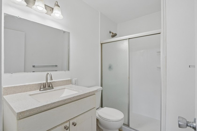 Freshly professionally painted entire unit! Renovated - photo 38