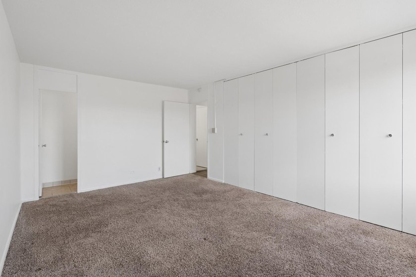 Freshly professionally painted entire unit! Renovated - photo 39