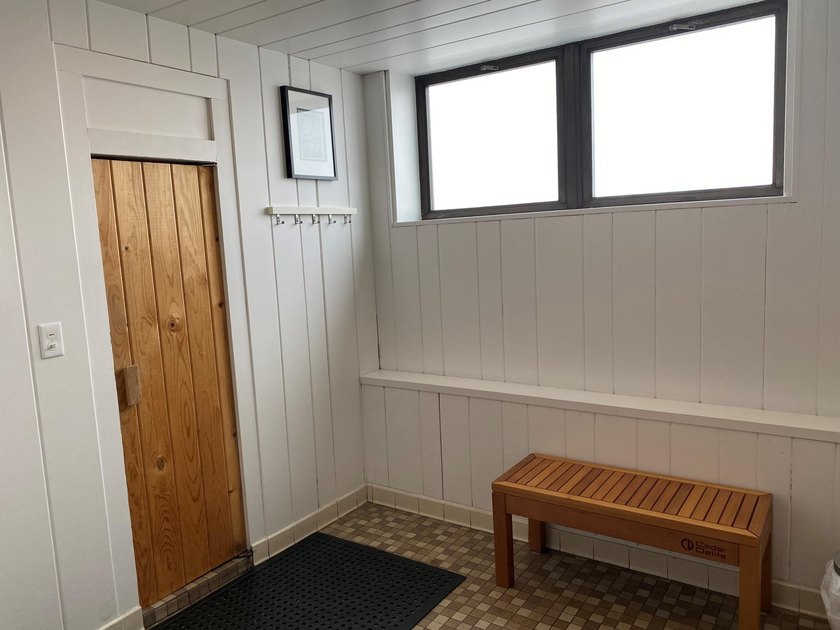 Freshly professionally painted entire unit! Renovated - photo 42