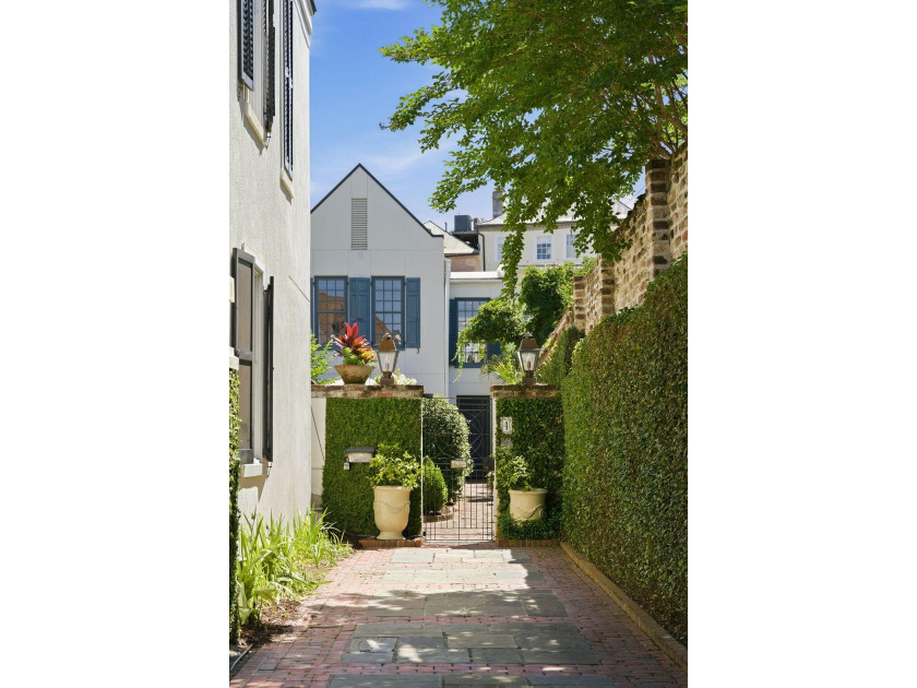 Tucked away on one of Charleston's most coveted hidden alleys, 4 - photo 3