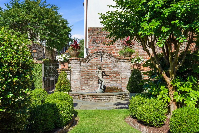 Tucked away on one of Charleston's most coveted hidden alleys, 4 - photo 8