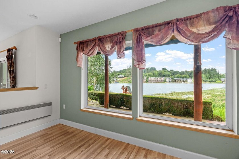 Hidden Cove Beckons - a rare 5 bedroom lakefront sanctuary where - photo 19