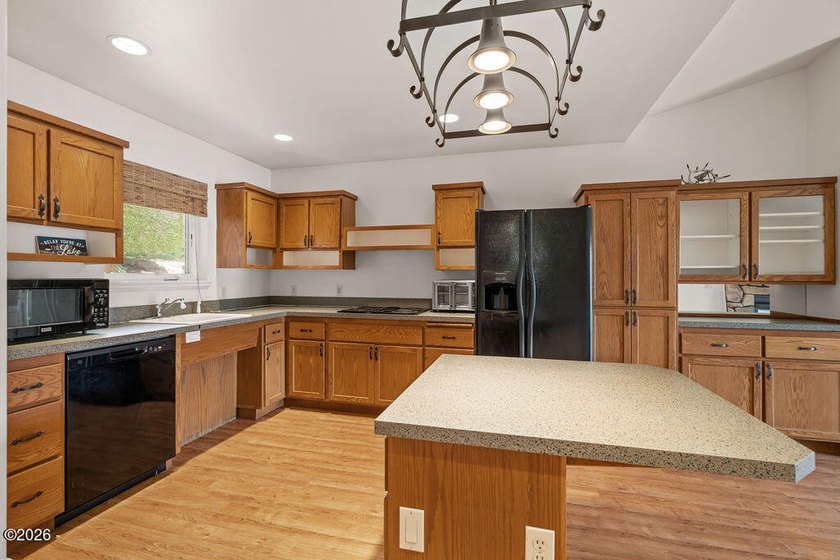 Hidden Cove Beckons - a rare 5 bedroom lakefront sanctuary where - photo 36