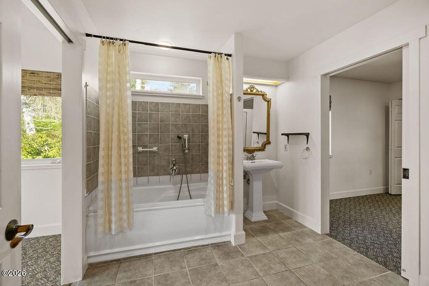 Hidden Cove Beckons - a rare 5 bedroom lakefront sanctuary where - photo 38
