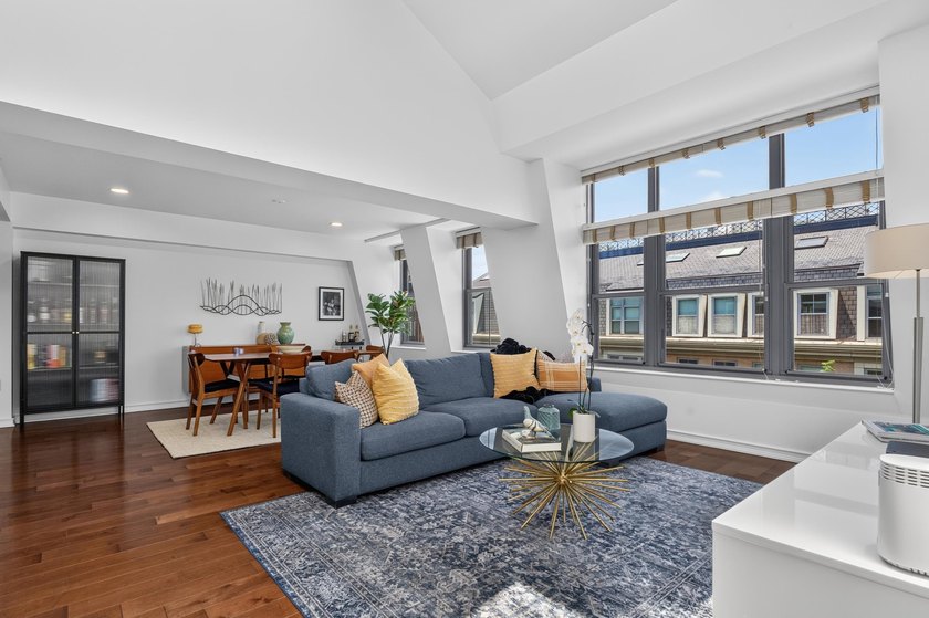 This stunning and contemporary 1,486 sq. ft. penthouse 3 bed 2 - photo 3