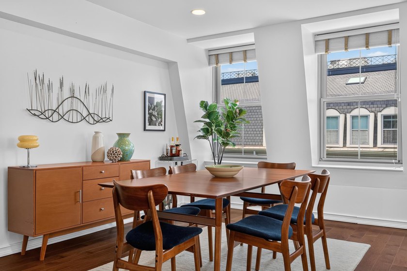 This stunning and contemporary 1,486 sq. ft. penthouse 3 bed 2 - photo 6