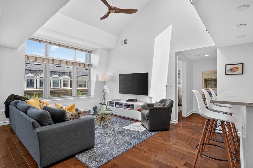 This stunning and contemporary 1,486 sq. ft. penthouse 3 bed 2 - photo 8