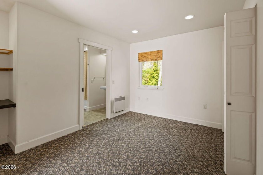 Hidden Cove Beckons - a rare 5 bedroom lakefront sanctuary where - photo 53