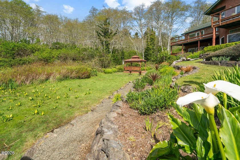 Hidden Cove Beckons - a rare 5 bedroom lakefront sanctuary where - photo 58