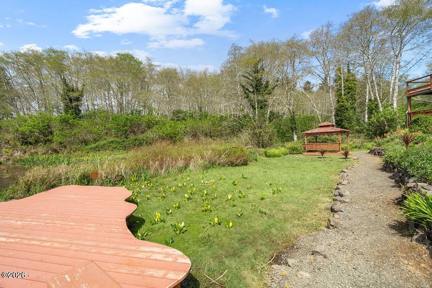 Hidden Cove Beckons - a rare 5 bedroom lakefront sanctuary where - photo 59