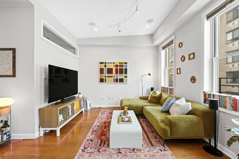Welcome to this beautifully maintained, 861-square-foot - photo 2