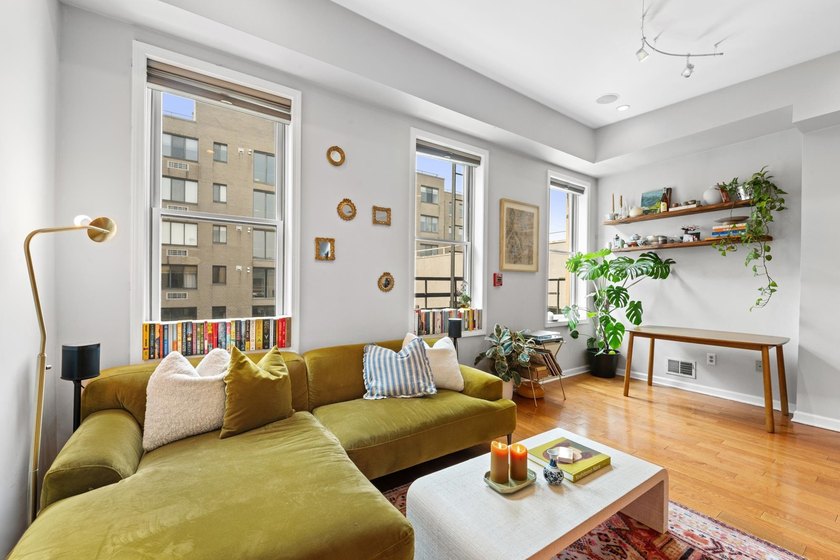 Welcome to this beautifully maintained, 861-square-foot - photo 4