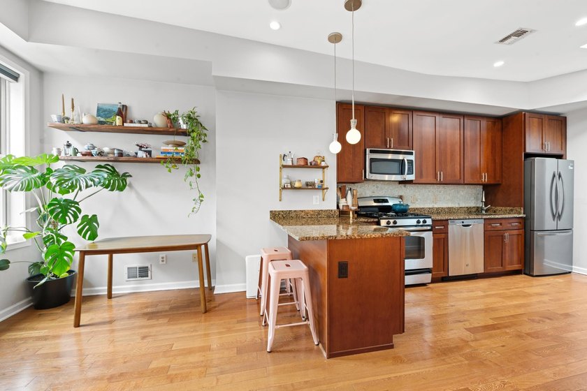Welcome to this beautifully maintained, 861-square-foot - photo 5