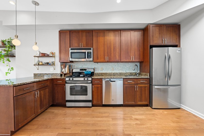 Welcome to this beautifully maintained, 861-square-foot - photo 9