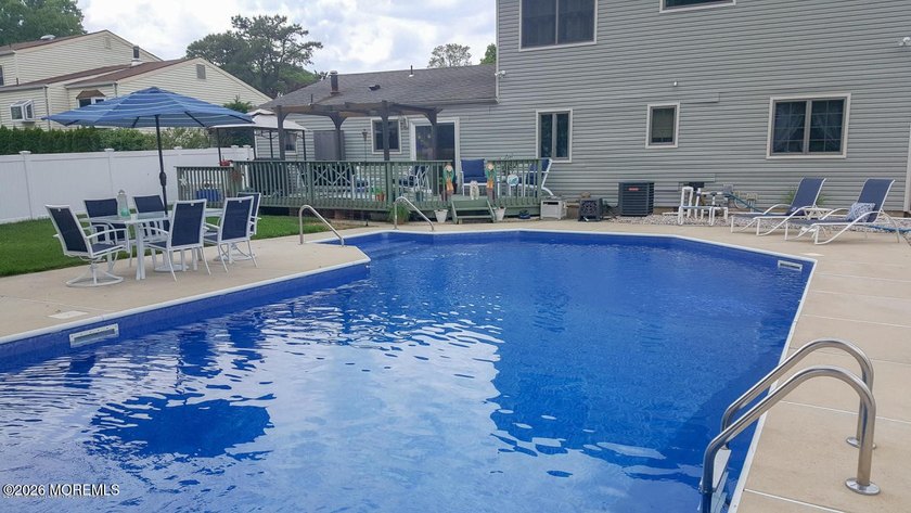 Spacious Beautifully Maintained Custom Home Offering 5 Bedrooms - photo 3