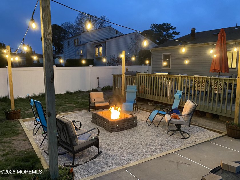Spacious Beautifully Maintained Custom Home Offering 5 Bedrooms - photo 4