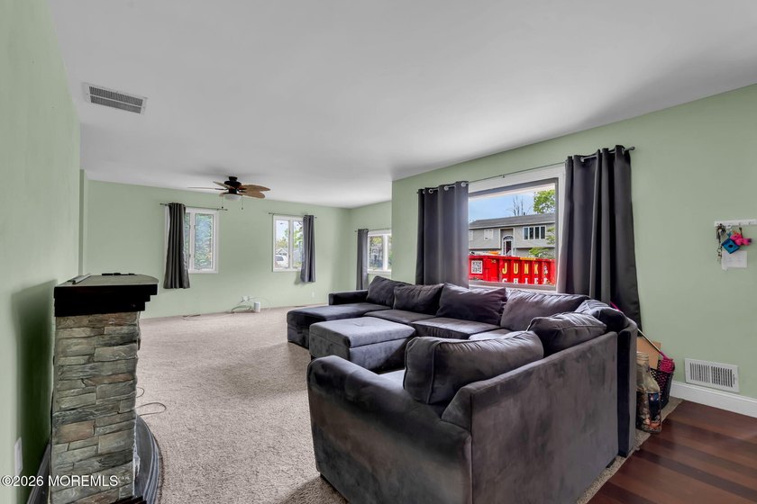 Spacious Beautifully Maintained Custom Home Offering 5 Bedrooms - photo 5