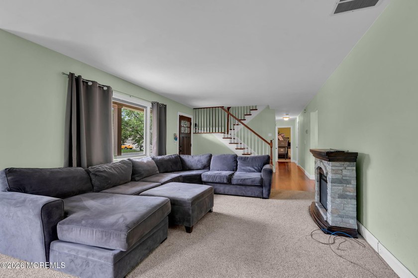 Spacious Beautifully Maintained Custom Home Offering 5 Bedrooms - photo 6