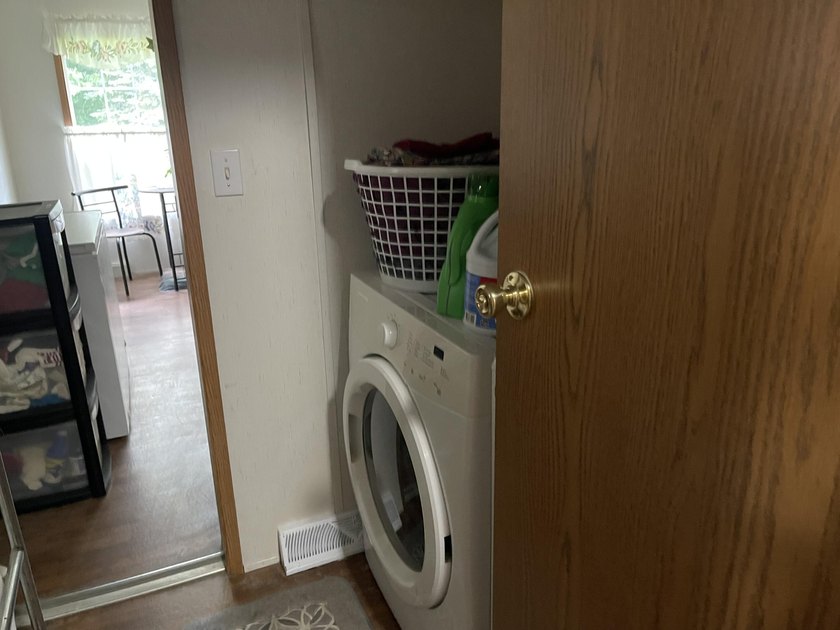Spacious 3 bedroom, 2 bath, 1456 sq ft home on a double lot that - photo 17