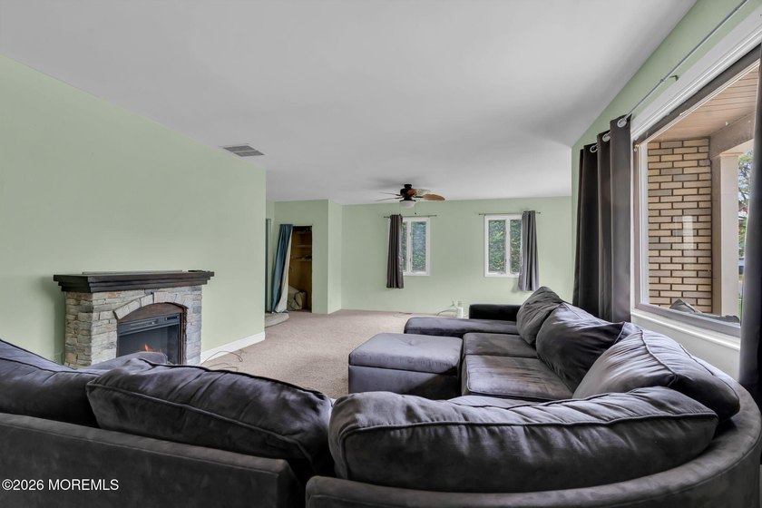 Spacious Beautifully Maintained Custom Home Offering 5 Bedrooms - photo 8