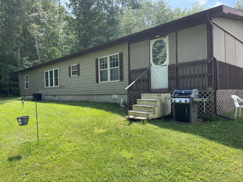 Spacious 3 bedroom, 2 bath, 1456 sq ft home on a double lot that - photo 23