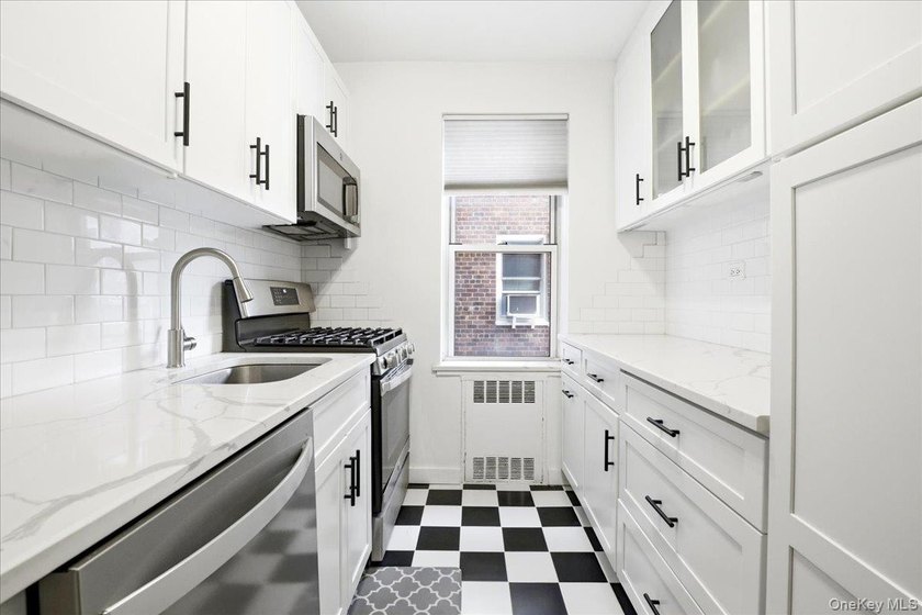 Welcome to this spacious and sun-filled Junior 1/One-Bedroom - photo 12