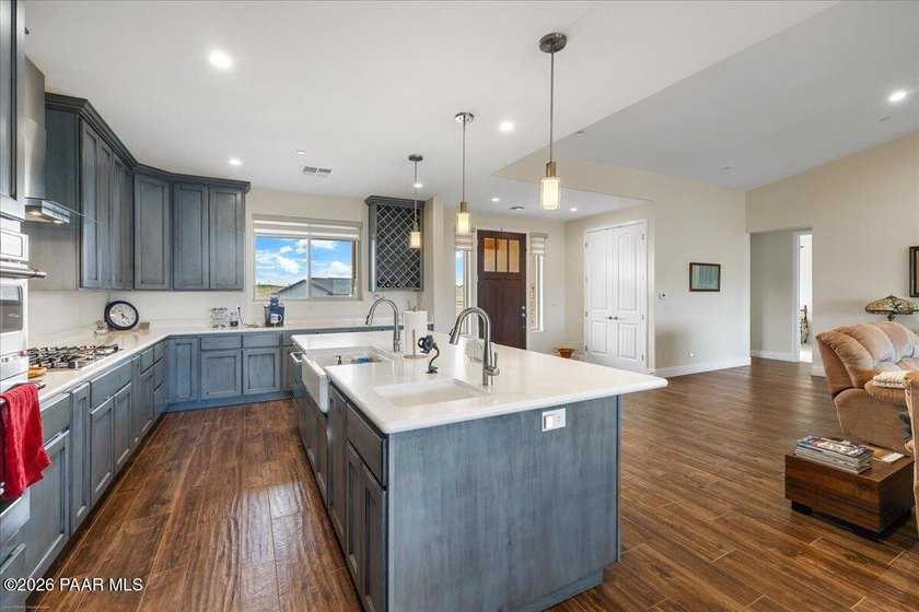 A dream property for the car enthusiast, toy collector, or RV - photo 12