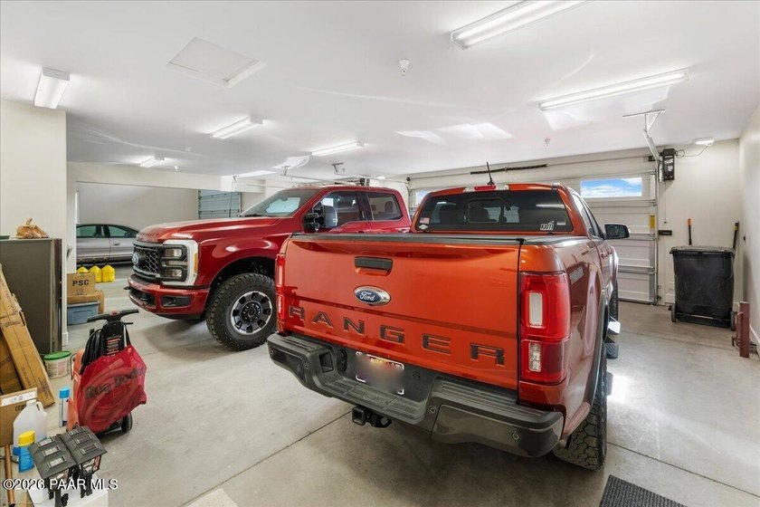 A dream property for the car enthusiast, toy collector, or RV - photo 36