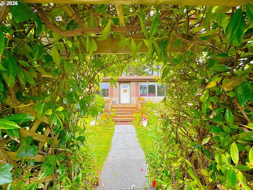 OCEAN PEAK, WALK-TO-THE-BEACH Coastal Retreat on .19 Acres - photo 3